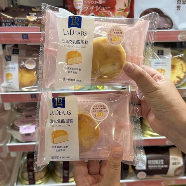 7-11「LADEARS 甜點」8款全新登場！芋泥生乳捲、爆餡生乳包、黑森林蛋糕、半月燒必吃