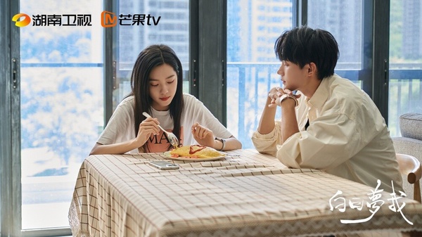 8對「雙向救贖」陸劇CP!《春色寄情人》李現&周雨彤互相治癒,《偷偷藏不住》甜又好嗑
