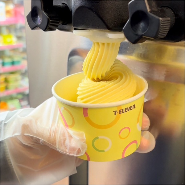 7-11霜淇淋口味是「蜂蜜牛奶」！7-11推蜂蜜牛奶霜淇淋，香甜奶香超讚！