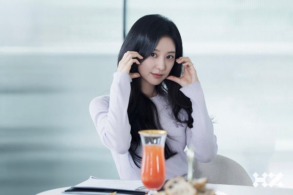 《淚之女王》金智媛美談:替臨演搬椅子,給秀彬媽媽陽傘&風扇,為報答「她」做這些事
