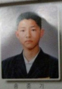 《背著善宰跑》邊佑錫從小帥到大！8男神「畢業舊照」，金秀賢帥翻，南柱赫卻差很大？