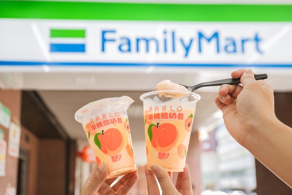 另外還有冰涼的酷繽沙「蜜桃酷奶昔」，以天然水蜜桃果汁及果丁加入濃郁香甜的奶昔，口感香濃滑順