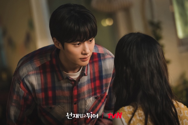 《背著善宰跑》15句浪漫告白:「小率啊,就喜歡我吧,如果是為了妳而死,沒關係的。」