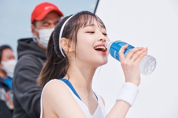10位韓國經典「寶礦力女孩」:TWICE連續代言3年最長,韓媒稱ILLIT沅禧比孫藝珍更漂亮?