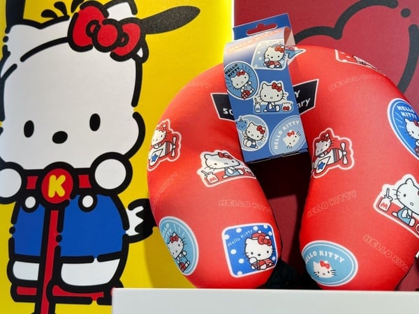 屈臣氏也推自有品牌Hello Kitty周邊,還有買一送一優惠!