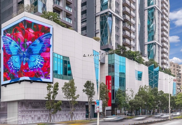 東區新嬌點 限定展出！蜷川實花首支3D裸視作品 即日起Diamond Towers外牆全球獨家放映