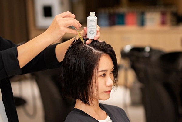 髮根出油扁塌、頭皮味?2024台北「頭皮護理」療程SPA推薦,加碼10款居家頭皮護理精華