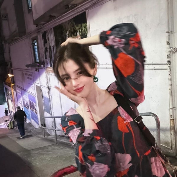 拍照姿勢怎麼擺？超齊全「POSE圖鑑」，無須P圖一秒增高又顯瘦，不看鏡頭也美