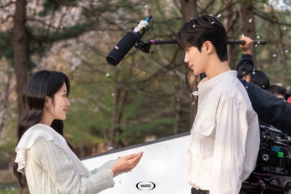 《背著善宰跑》邊佑錫&amp;amp;amp;amp;amp;amp;amp;amp;amp;amp;amp;amp;amp;amp;amp;amp;amp;金惠奫美談：金惠奫分享暖爐給群演，工作人員盛讚邊佑錫超貼心