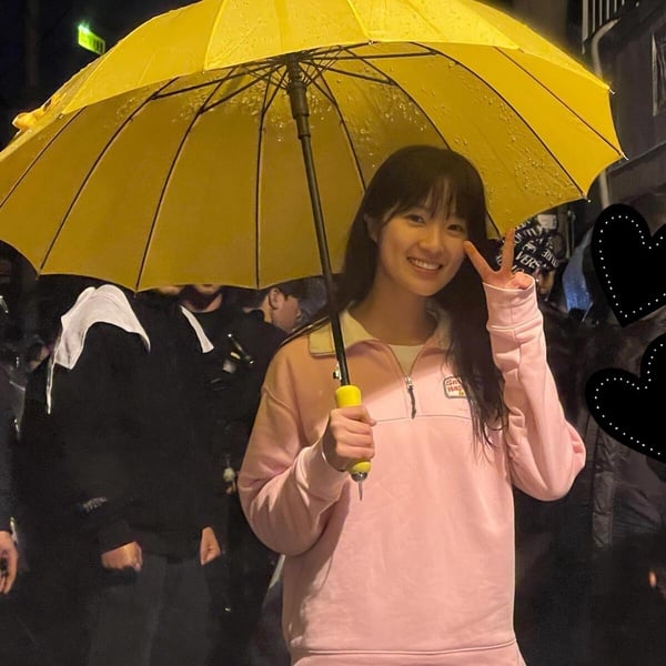 邊佑錫私下超貼心！《背跑》酒窩CP美談：金惠奫把暖爐給群演，邊佑錫這一暖舉超心動！