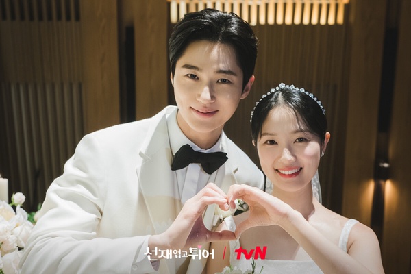 邊佑錫私下超貼心！《背跑》酒窩CP美談：金惠奫把暖爐給群演，邊佑錫這一暖舉超心動！