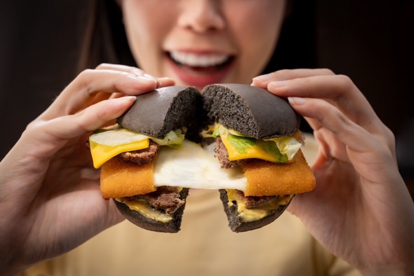 麥當勞必吃！麥當勞「微牽絲起司排雙牛/脆豬堡」、「起司雙牛/豬排堡」6/5～7/9回歸