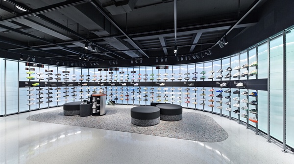Nike Rise概念店亮點1：三層樓寬敞購物空間＋浮誇鞋牆必朝聖