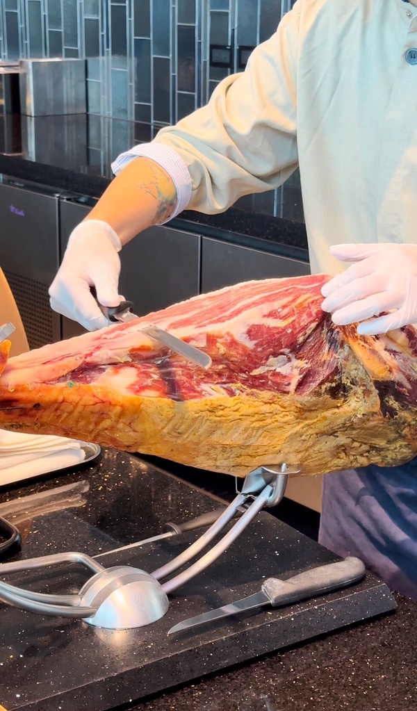 台北最強吃到飽推薦「饗 A Joy」有侍肉師、侍酒師頂級服務！