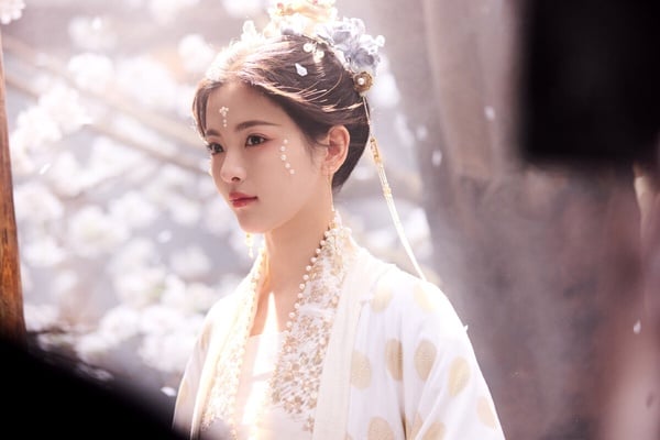 《墨雨雲間》楊超越美過吳謹言！古裝劇10女星絕美珍珠妝，虞書欣被嘲，第五位美到難忘