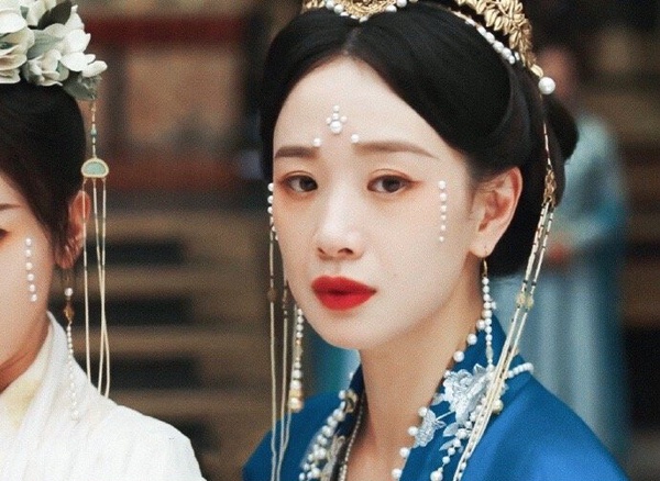 《墨雨雲間》楊超越美過吳謹言！古裝劇10女星絕美珍珠妝，虞書欣被嘲，第五位美到難忘