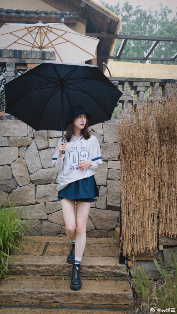 10位陸劇女星「美腿照」精修vs未修！劉亦菲被嘲象腿，楊冪是腿精，但唐嫣王楚然才逆天