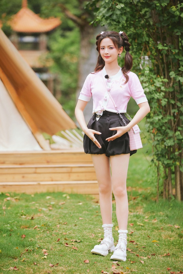 10位陸劇女星「美腿照」精修vs未修！劉亦菲被嘲象腿，楊冪是腿精，但唐嫣王楚然才逆天