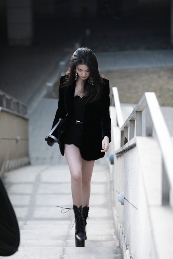 10位陸劇女星「美腿照」精修vs未修！劉亦菲被嘲象腿，楊冪是腿精，但唐嫣王楚然才逆天