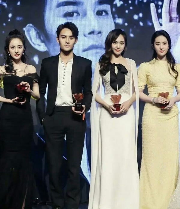 10位陸劇女星「美腿照」精修vs未修！劉亦菲被嘲象腿，楊冪是腿精，但唐嫣王楚然才逆天