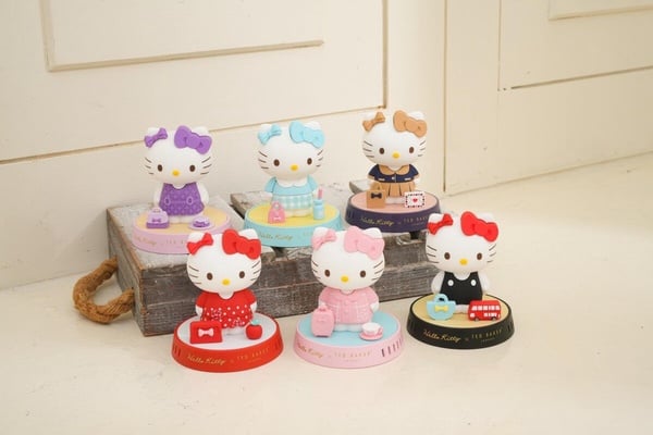 7-11「Hello Kitty」集點送夢幻登場！KITTY巨大存錢筒、香氛時鐘、公仔盲盒等40款看這