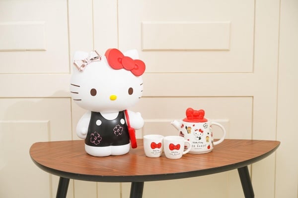 7-11「Hello Kitty」集點送夢幻登場！KITTY巨大存錢筒、香氛時鐘、公仔盲盒等40款看這