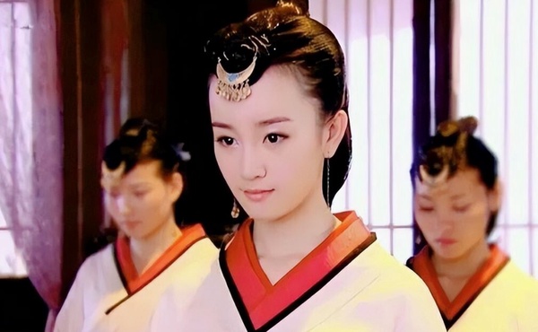 10位「紅極一時」陸劇女主不同命!《墨雨雲間》吳謹言翻紅,楊冪口碑跌,這2位自毀前程