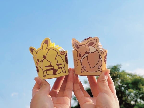 皮卡丘甜點！Mister Donut「寶可夢主題瑪芬」，皮卡丘巧克力馬芬、伊布草莓馬芬必吃