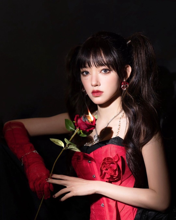 十位最適合齊瀏海的女偶像:Lisa黑長直造型被讚回春顏巔,她被粉絲稱作是人間富江!