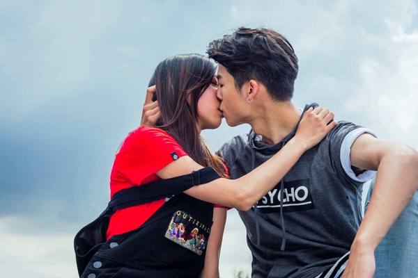 網推10部Netflix「必看愛情劇」！《我們不能是朋友》好禁忌，第二部主角演完變真情侶