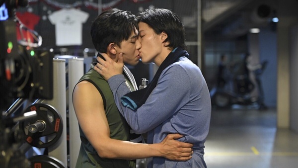 網推10部Netflix「必看愛情劇」！《我們不能是朋友》好禁忌，第二部主角演完變真情侶