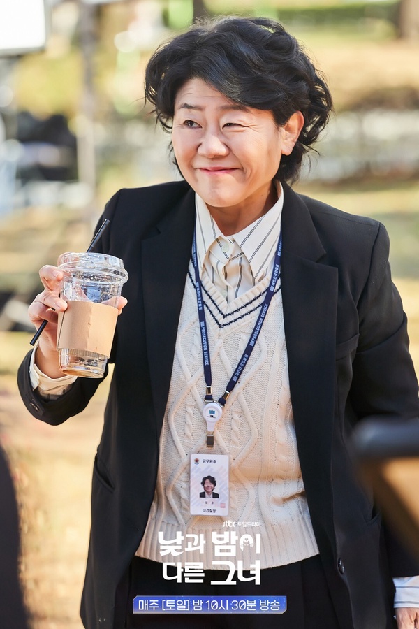 韓劇演員超意外工作經歷!《她的日與夜》李姃垠超市銷售王,金智媛伴唱,他是公司代表