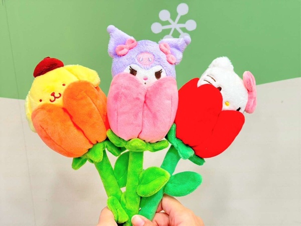 7-11「七夕情人節新品」開賣!Kitty花束娃娃、維尼&小豬玩偶太萌,再推甜點、咖啡優惠