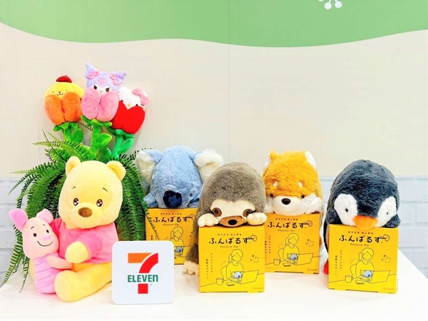 7-11「七夕情人節新品」開賣!Kitty花束娃娃、維尼&小豬玩偶太萌,再推甜點、咖啡優惠
