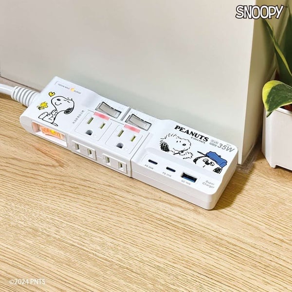 7-11「史努比3C周邊」療癒登場!史努比手機編織掛繩、自動寵物餵食器、雲朵包系列必收
