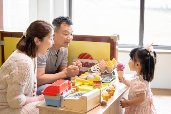 台中10大熱門親子餐廳推薦|小孩放電、大人安心用餐,球池、大草地任你玩!