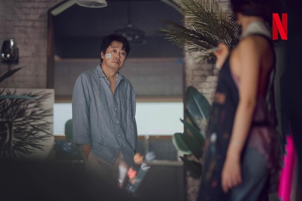 Netflix《無聲蛙鳴》看點+劇情介紹：李姃垠化身警察局長辦案，高旻示瘋癲邪笑超驚悚！