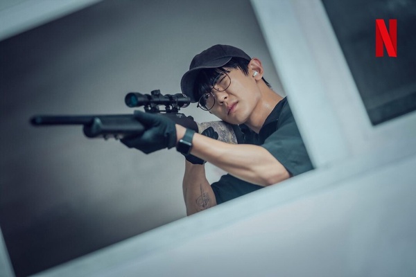 Netflix《無聲蛙鳴》看點+劇情介紹：李姃垠化身警察局長辦案，高旻示瘋癲邪笑超驚悚！