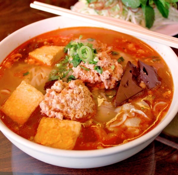 松江南京平價美食推薦：精選10間人氣店家 百元有找義大利麵、100初的叉燒糖心蛋拉麵！