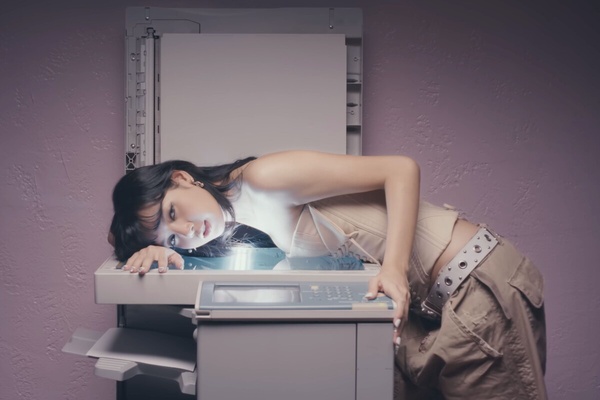 LISA新歌《New Woman》MV六套造型解析，全都是設計師品牌！