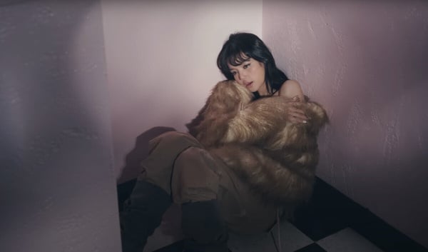 Lisa 《New Woman》新歌 MV妝容+美甲分析：這個妝容被網友封神