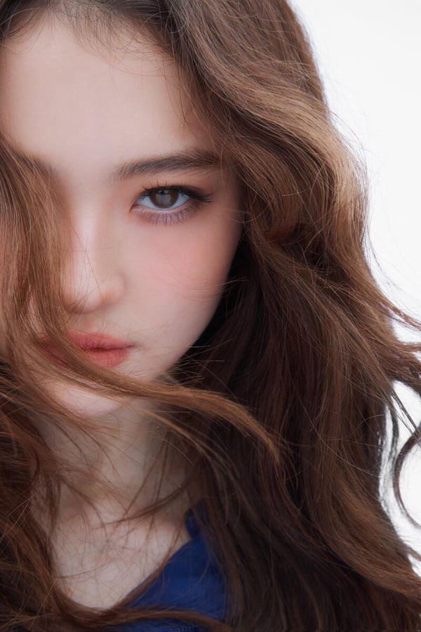 「YG王牌製作人」TEDDY 打造新女團MEOVV，首位成員Ella gross被封為「小Jennie」