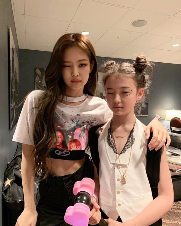 「YG王牌製作人」TEDDY 打造新女團MEOVV，首位成員Ella gross被封為「小Jennie」