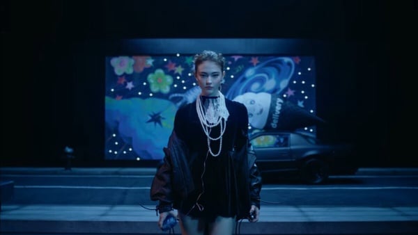「YG王牌製作人」TEDDY 打造新女團MEOVV，首位成員Ella gross被封為「小Jennie」