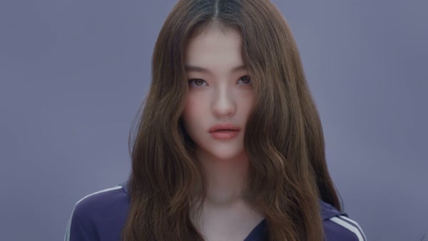 「YG王牌製作人」TEDDY 打造新女團MEOVV，首位成員Ella gross被封為「小Jennie」