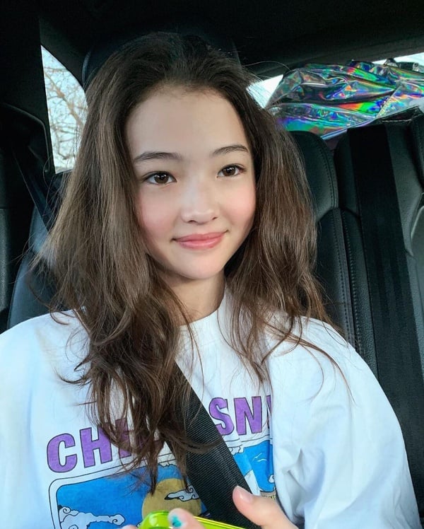 「YG王牌製作人」TEDDY 打造新女團MEOVV，首位成員Ella gross被封為「小Jennie」