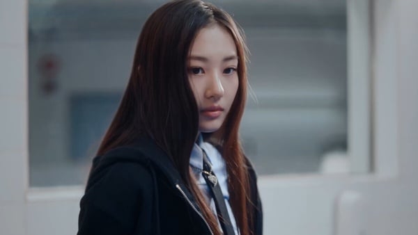 新女團MEOVV登場！王牌製作人Teddy打造，首位成員Ella Gross從小被封為「小Jennie」