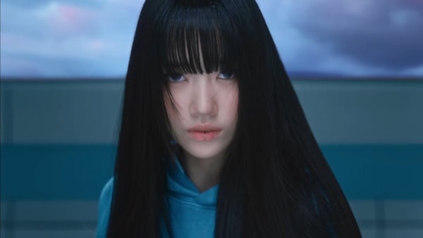 新女團MEOVV登場！王牌製作人Teddy打造，首位成員Ella Gross從小被封為「小Jennie」
