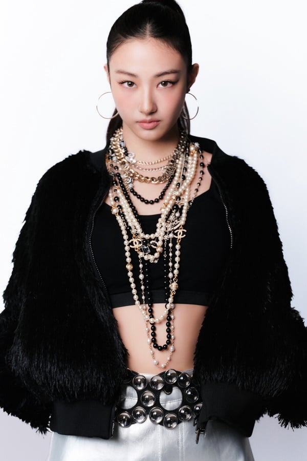 新女團MEOVV登場！王牌製作人Teddy打造，首位成員Ella Gross從小被封為「小Jennie」