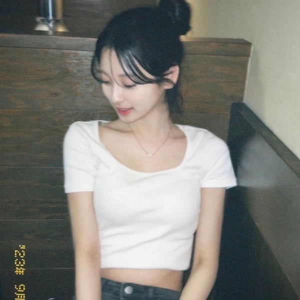 新女團MEOVV登場！王牌製作人Teddy打造，首位成員Ella Gross從小被封為「小Jennie」